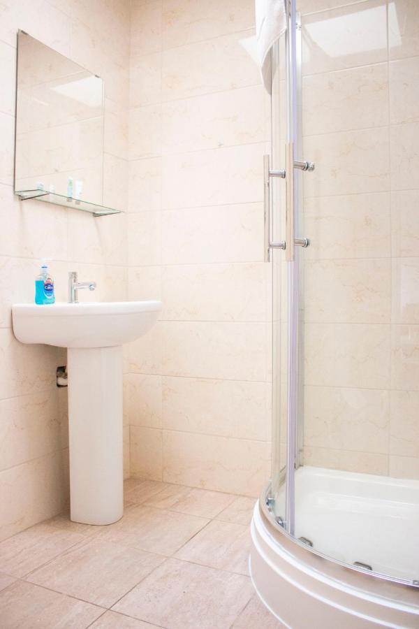 Large Ground Floor Pet Friendly 2 Bedroom Apartment With Free Parking ลอฟเบอเรอ ภายนอก รูปภาพ