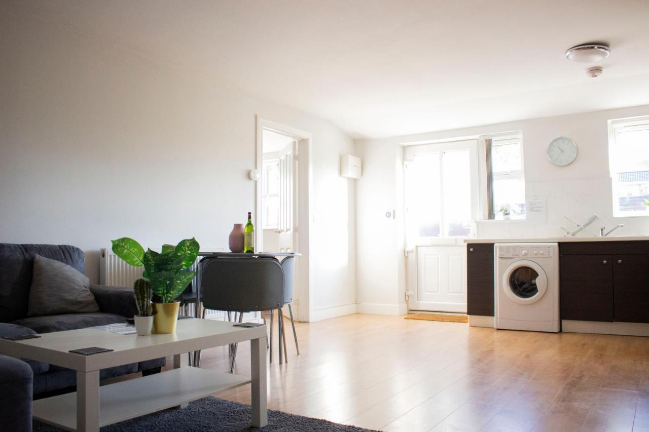 Large Ground Floor Pet Friendly 2 Bedroom Apartment With Free Parking ลอฟเบอเรอ ภายนอก รูปภาพ