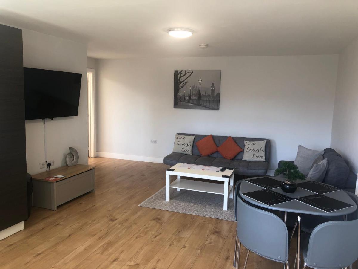 Large Ground Floor Pet Friendly 2 Bedroom Apartment With Free Parking ลอฟเบอเรอ ภายนอก รูปภาพ